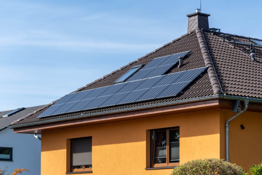 Mytí solárních panelů: zbytečný luxus, nebo investice s návratností?